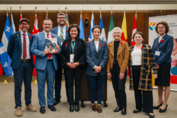Les députés hôtes de la réception parlementaire du CCEA posant pour une photo aux côtés de la Dre Naomi Azrieli et des membres du CCEA James Janeiro et Liv Mendelson